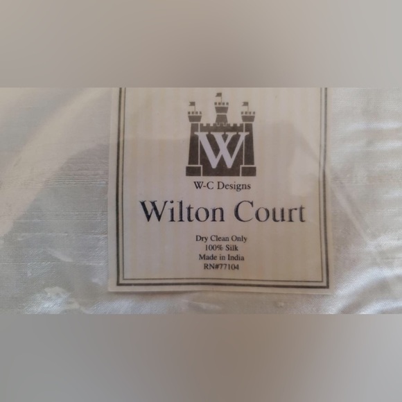 NWT WILTON COURT SET OF 4 
100% silk PLACEMATS CRYSTAL CORNER TRIM IVORY 19"X14 - Picture 4 of 5